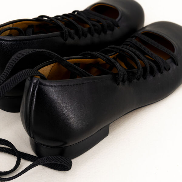 Audley scarpa ballerina con lacci e tacco basso, in vera morbida pelle colore nero con lacci elastici.
