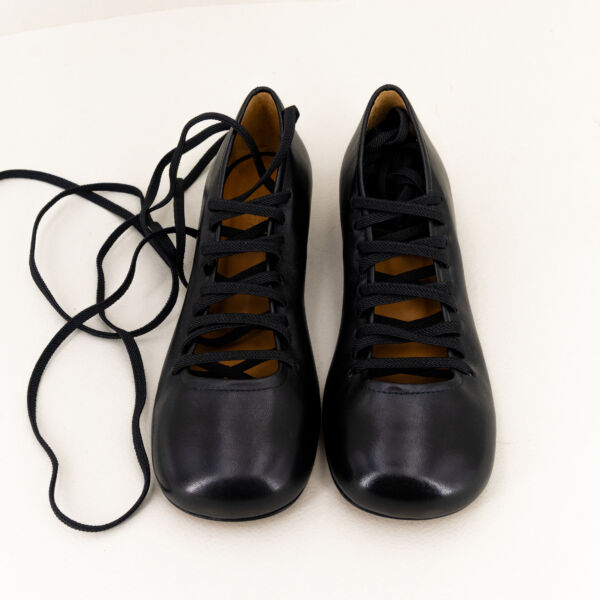 Audley scarpa ballerina con lacci e tacco basso, in vera morbida pelle colore nero con lacci elastici.