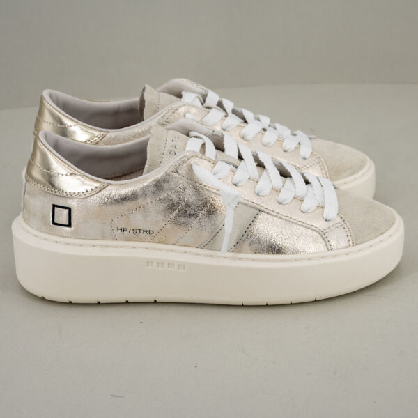 D.A.T.E. sneaker Platform platinum in vera pelle laminata con dettagli suede chiusura con lacci suola platform alta 5 cm.