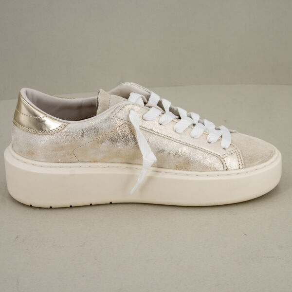 D.A.T.E. sneaker Platform platinum in vera pelle laminata con dettagli suede chiusura con lacci suola platform alta 5 cm.