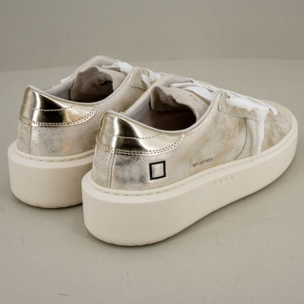 D.A.T.E. sneaker Platform platinum in vera pelle laminata con dettagli suede chiusura con lacci suola platform alta 5 cm.