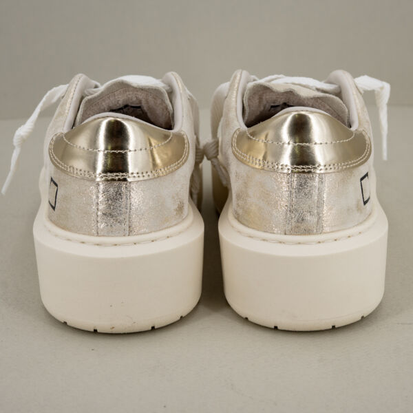 D.A.T.E. sneaker Platform platinum in vera pelle laminata con dettagli suede chiusura con lacci suola platform alta 5 cm.