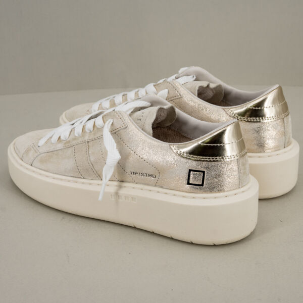 D.A.T.E. sneaker Platform platinum in vera pelle laminata con dettagli suede chiusura con lacci suola platform alta 5 cm.