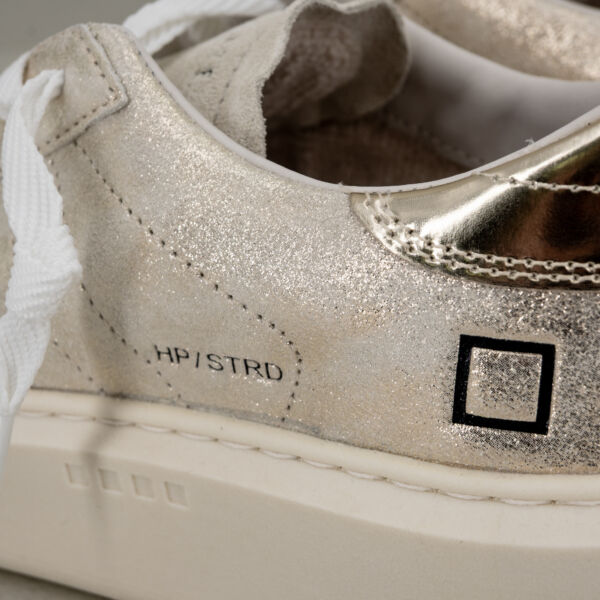 D.A.T.E. sneaker Platform platinum in vera pelle laminata con dettagli suede chiusura con lacci suola platform alta 5 cm.