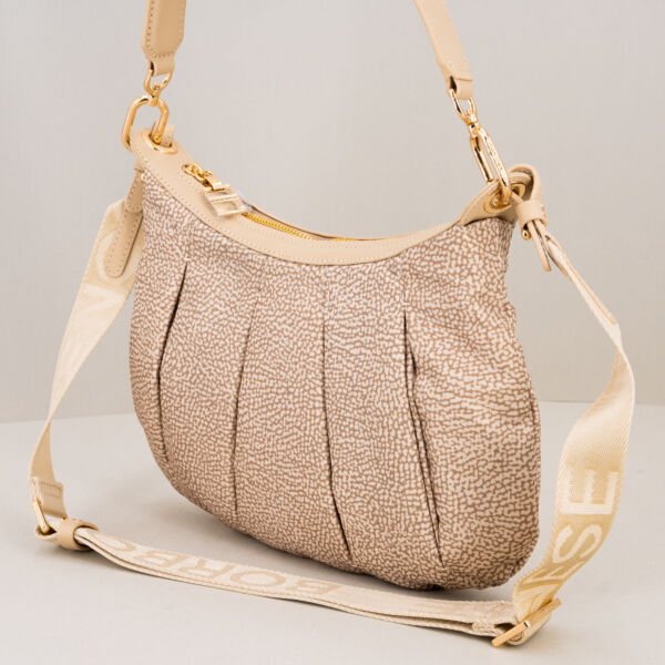 Borbonese Hobo Croissant small sand con tracolla in tessuto e spallaccio in pelle. Ampia e capiente, in nylon.