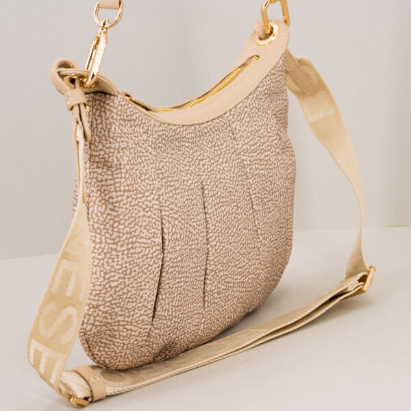 Borbonese Hobo Croissant small sand con tracolla in tessuto e spallaccio in pelle. Ampia e capiente, in nylon.