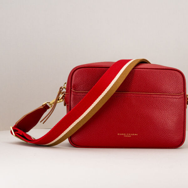 Gianni Chiarini borsa tracolla rossa Nina in pregiata pelle martellata e tracolla regolabile removibile in tessuto.