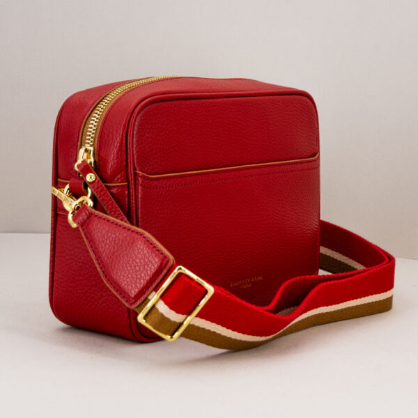 Gianni Chiarini borsa tracolla rossa Nina in pregiata pelle martellata e tracolla regolabile removibile in tessuto.
