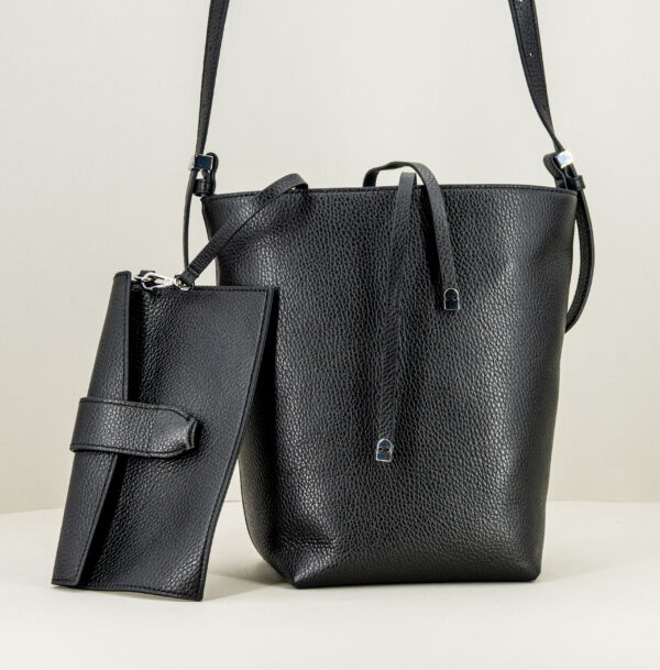 Gianni Chiarini borsa secchiello nero, in vera pelle con tracolla regolabile e finiture in metallo logato.