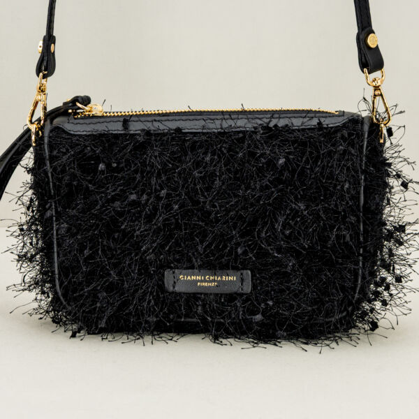 Gianni Chiarini mini bag Nora nera in tessuto sfrangiato, laccio in pelle per un uso come borsa elegante da sera e tracolla in pelle removibile.