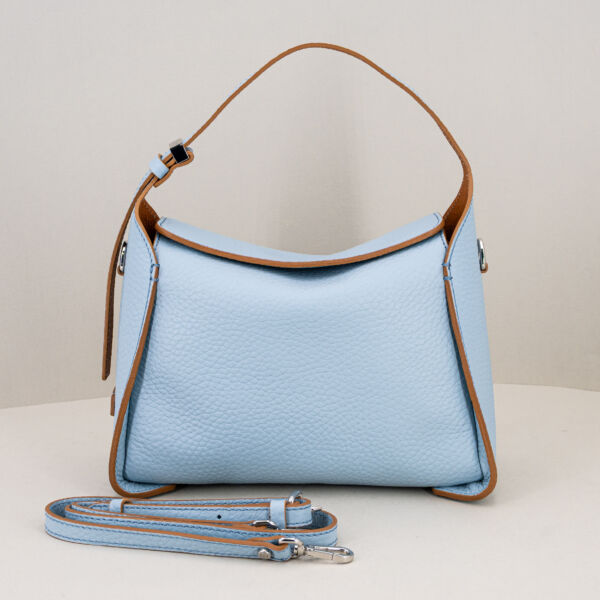 Gianni Chiarini borsa tracolla azzurra con dettagli in pelle marrone. Tracolla in pelle regolabile, forma squadrata.