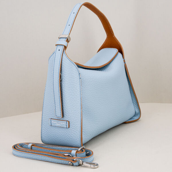 Gianni Chiarini borsa tracolla azzurra con dettagli in pelle marrone. Tracolla in pelle regolabile, forma squadrata.