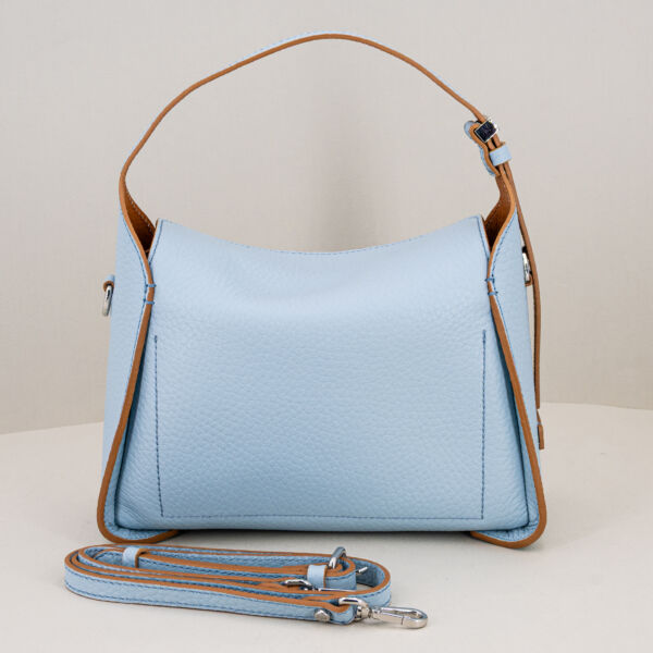 Gianni Chiarini borsa tracolla azzurra con dettagli in pelle marrone. Tracolla in pelle regolabile, forma squadrata.