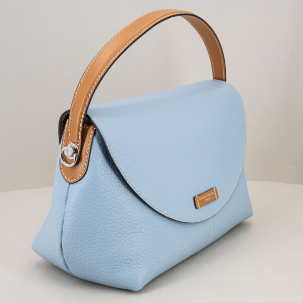 Gianni Chiarini borsa tracolla Alessandra, colore azzurro tracolla in tessuto regolabile e removibile. Borsa elegante in pregiata pelle.
