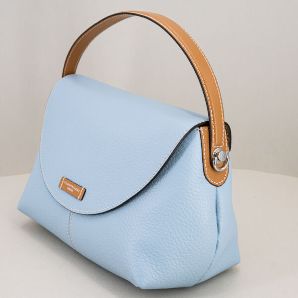 Gianni Chiarini borsa tracolla Alessandra, colore azzurro tracolla in tessuto regolabile e removibile. Borsa elegante in pregiata pelle.