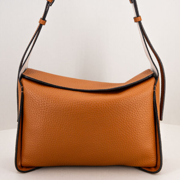 Gianni Chiarini borsa tracolla marrone con dettagli in pelle color sabbia. E' una borsa donna elegante e raffinata in pregiata pelle