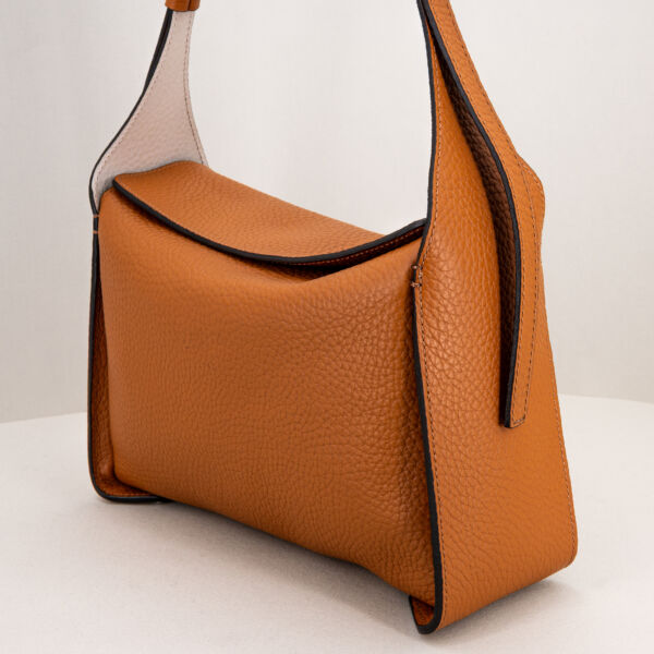 Gianni Chiarini borsa tracolla marrone con dettagli in pelle color sabbia. E' una borsa donna elegante e raffinata in pregiata pelle