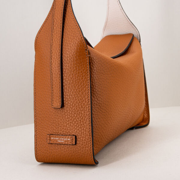 Gianni Chiarini borsa tracolla marrone con dettagli in pelle color sabbia. E' una borsa donna elegante e raffinata in pregiata pelle