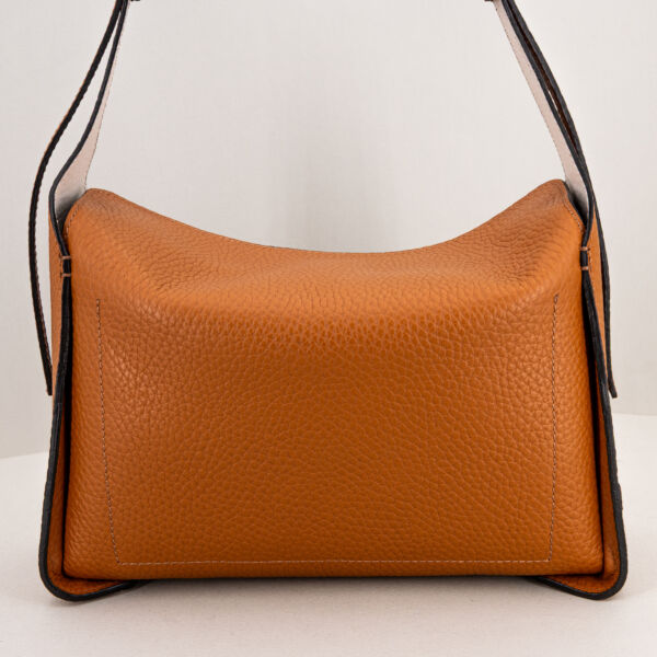 Gianni Chiarini borsa tracolla marrone con dettagli in pelle color sabbia. E' una borsa donna elegante e raffinata in pregiata pelle