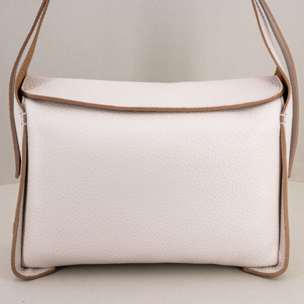 Gianni Chiarini borsa tracolla sabbia con dettagli in pelle color marrone. E' una borsa donna elegante e raffinata in pregiata pelle