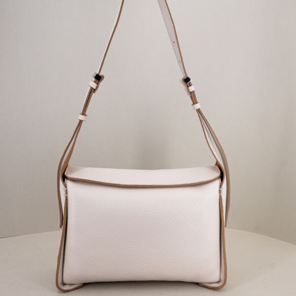 Gianni Chiarini borsa tracolla sabbia con dettagli in pelle color marrone. E' una borsa donna elegante e raffinata in pregiata pelle