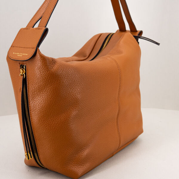 Gianni Chiarini borsa spalla marrone Guia, le due tracolle, regolabili si trasformano in spallacci per uno zaino.