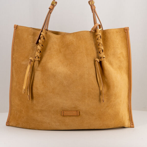 Gianni Chiarini borsa a spalla Dory, in pelle scamosciata trattata, lunghi manici in pelle e tracolla regolabile e removibile. Pochette interna.