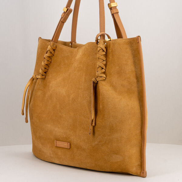 Gianni Chiarini borsa a spalla Dory, in pelle scamosciata trattata, lunghi manici in pelle e tracolla regolabile e removibile. Pochette interna.