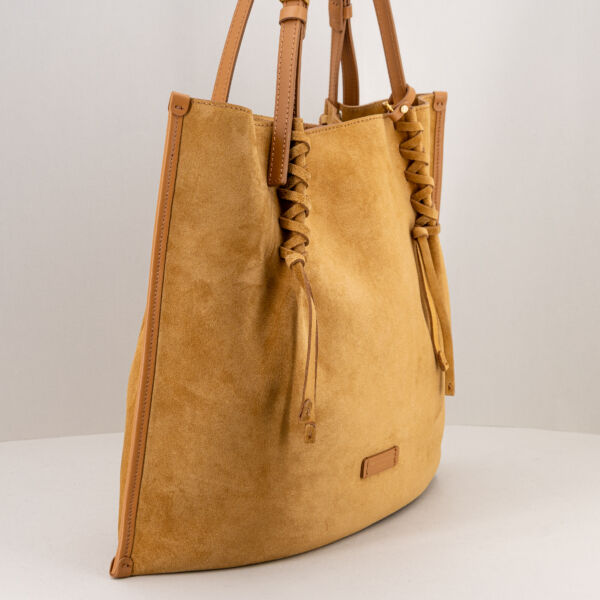 Gianni Chiarini borsa a spalla Dory, in pelle scamosciata trattata, lunghi manici in pelle e tracolla regolabile e removibile. Pochette interna.