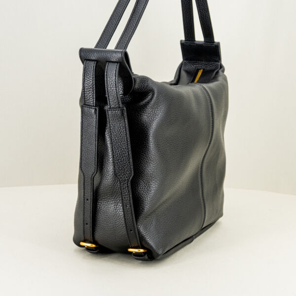 Gianni Chiarini borsa spalla nera Guia, le due tracolle, regolabili si trasformano in spallacci per uno zaino.