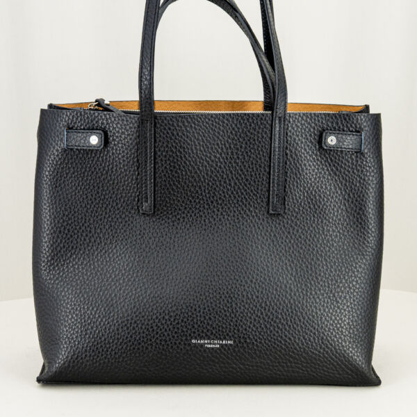 Gianni Chiarini borsa a spalla Altea nera, doppi manici per uso come borsa a mano e borsa a spalla. Tascone interno con zip removibile. Borsa in vera pelle.