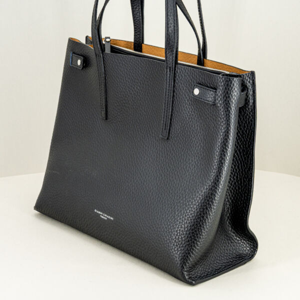 Gianni Chiarini borsa a spalla Altea nera, doppi manici per uso come borsa a mano e borsa a spalla. Tascone interno con zip removibile. Borsa in vera pelle.