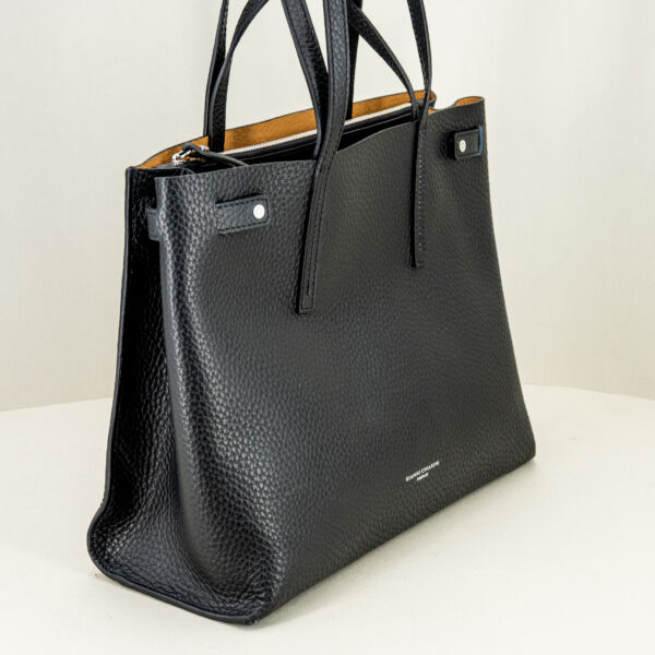 Gianni Chiarini borsa a spalla Altea nera, doppi manici per uso come borsa a mano e borsa a spalla. Tascone interno con zip removibile. Borsa in vera pelle.