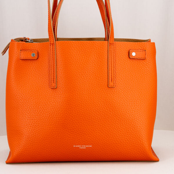 Gianni Chiarini borsa a spalla Altea corallo, doppi manici per uso come borsa a mano e borsa a spalla. Tascone interno con zip removibile. Borsa in vera pelle.