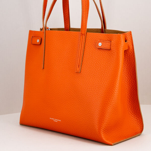 Gianni Chiarini borsa a spalla Altea corallo, doppi manici per uso come borsa a mano e borsa a spalla. Tascone interno con zip removibile. Borsa in vera pelle.
