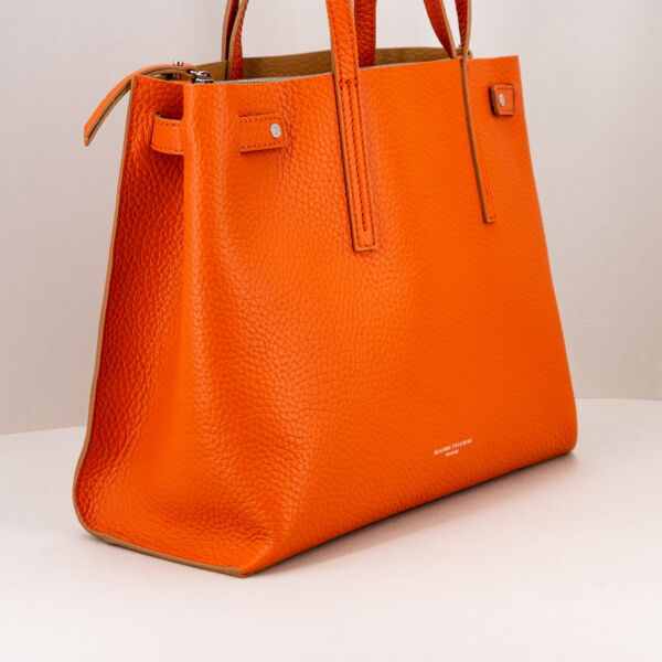 Gianni Chiarini borsa a spalla Altea corallo, doppi manici per uso come borsa a mano e borsa a spalla. Tascone interno con zip removibile. Borsa in vera pelle.