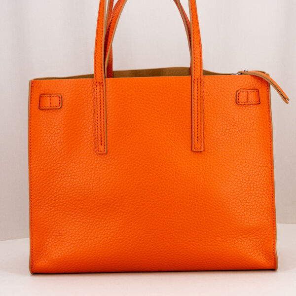 Gianni Chiarini borsa a spalla Altea corallo, doppi manici per uso come borsa a mano e borsa a spalla. Tascone interno con zip removibile. Borsa in vera pelle.