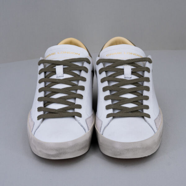 Crime London Distressed verde oliva sneaker uomo elegante e comoda in pelle bianca con dettagli e lacci verde oliva.