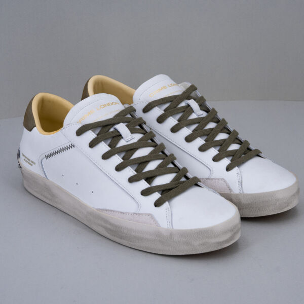 Crime London Distressed verde oliva sneaker uomo elegante e comoda in pelle bianca con dettagli e lacci verde oliva.