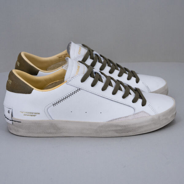 Crime London Distressed verde oliva sneaker uomo elegante e comoda in pelle bianca con dettagli e lacci verde oliva.