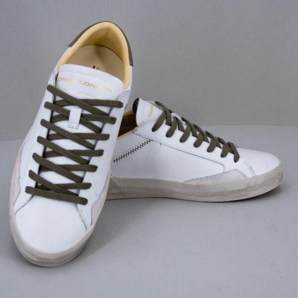 Crime London Distressed verde oliva sneaker uomo elegante e comoda in pelle bianca con dettagli e lacci verde oliva.