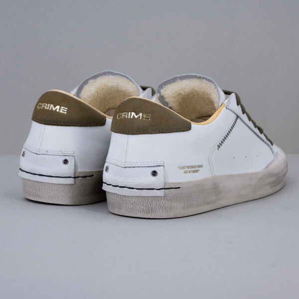 Crime London Distressed verde oliva sneaker uomo elegante e comoda in pelle bianca con dettagli e lacci verde oliva.