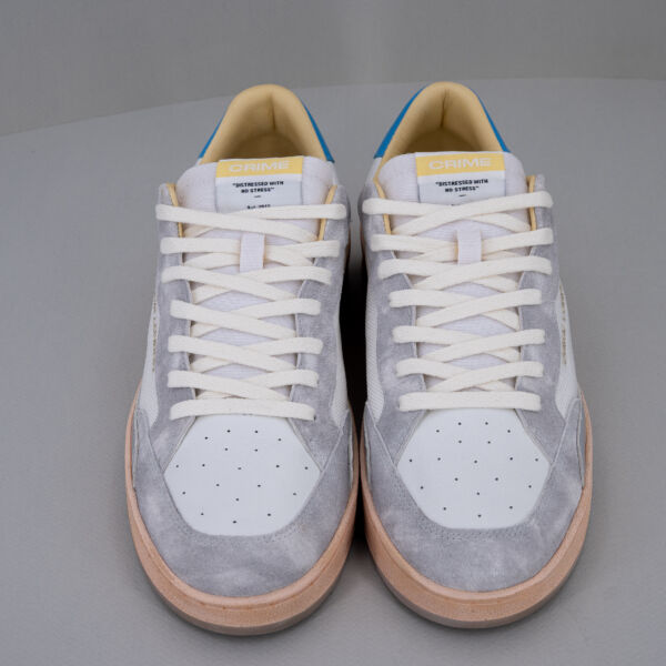 crime london sneaker uomo in vera pelle colore bianco con dettagli ghiccio e azzurro. Suola in gomma