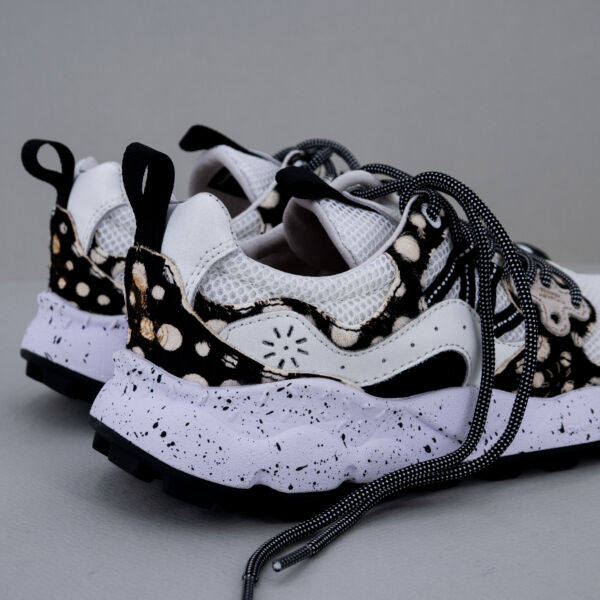Flower Mountain sneaker Yamano 3 bianca in tessuto tecnico, suede e cavallino stampa a pois.