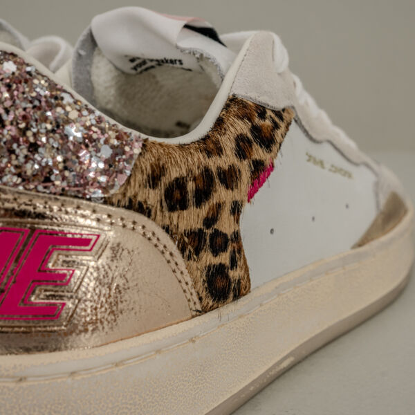 Crime London Chelsea leopard sneaker in pelle bianca da donna con inserti glitter, avorio e leopard.