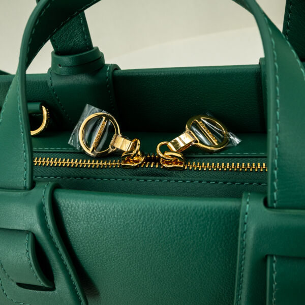 Borbonese borsa bauletto pelle verde borsa donna a mano con tracolla in pelle removibile. Elegante.