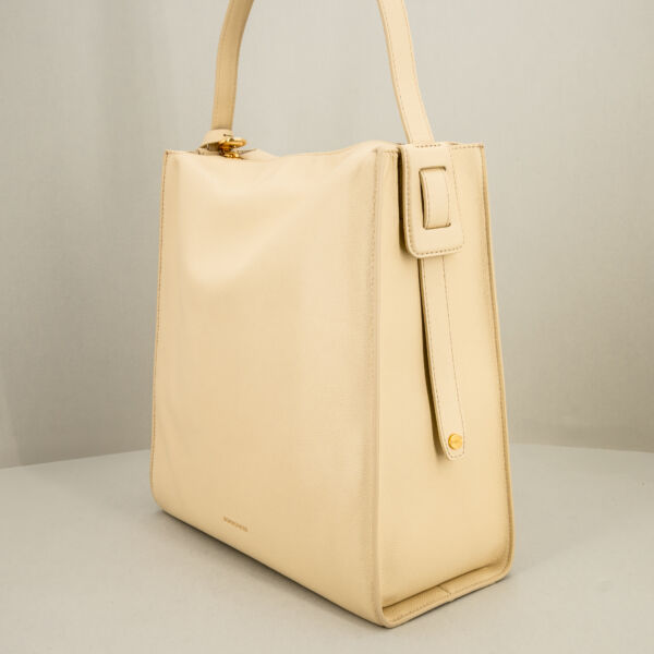 Borbonese borsa a spalla elegante color sabbia con spallaccio per uso come borsa a spalla o a amano. In pregiata pelle.