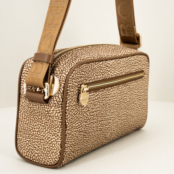 Borbonese camera case tracolla beige in nylon e pregiata pelle, zip superiore e tasca esterna con zip. Tracolla regolabile e removibile.