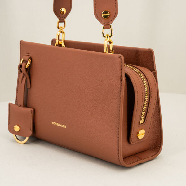Borbonese borsa tracolla elegante marrone, in pregiata pelle con finiture in metallo dorato e charms.
