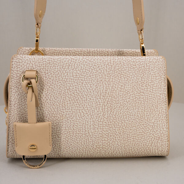 Borbonese borsa tracolla elegante sand, in pregiata pelle con finiture in metallo dorato e charms.